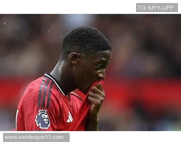 拜仁对曼联中场梅努表现出浓厚兴趣引发关注