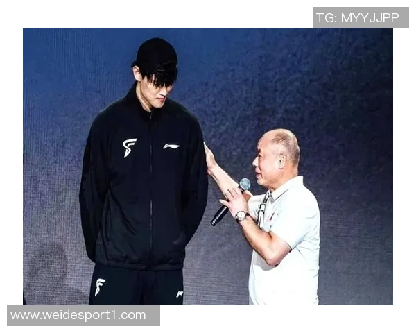 蔡老板昨晚与曾凡博击掌鼓励并嘱咐教练多给予他上场机会